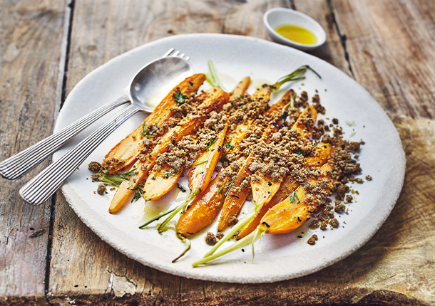 Carrots with Thé des Lords and hazelnut crumble topping