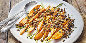 Carrots With Thé Des Lords And Hazelnut Crumble Topping