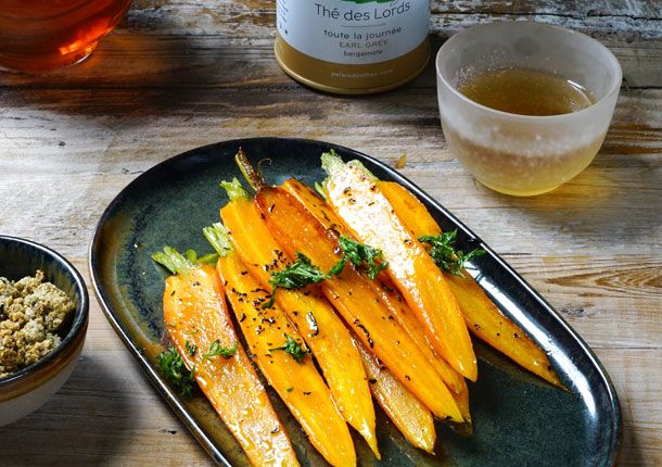 Carrots with Thé des Lords and hazelnut crumble topping